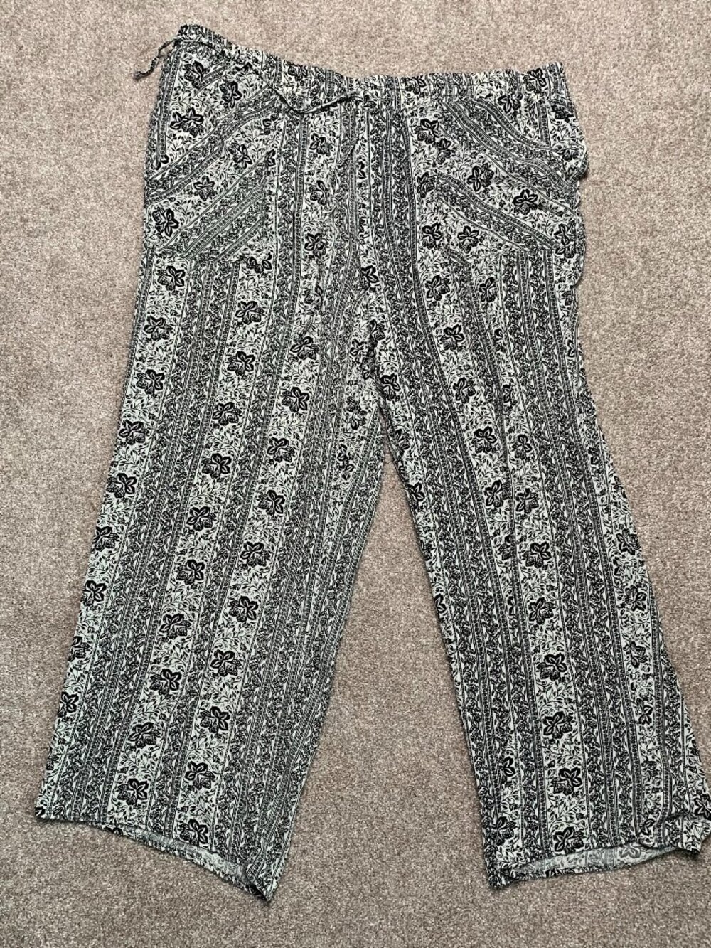 Westport Woman Size 2X Floral Print 100% Rayon Pull-On Capri Pants